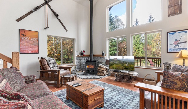 Great Northern Lodge - log home on secluded acreage with game room