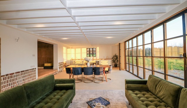 GREAT NOVEN FARM, pet friendly, with pool in North Chailey