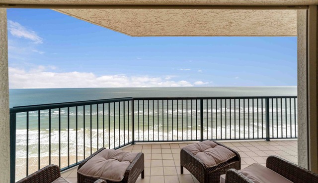 Great ocean view and great location - enjoy the sun, sand and waves