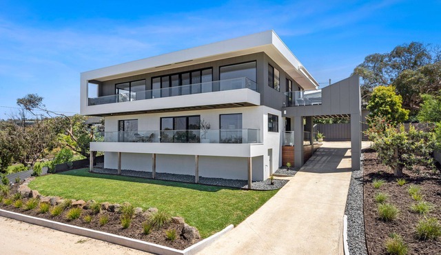 Great Ocean Views, Ultra-modern contemporary house situated in an exclusive area