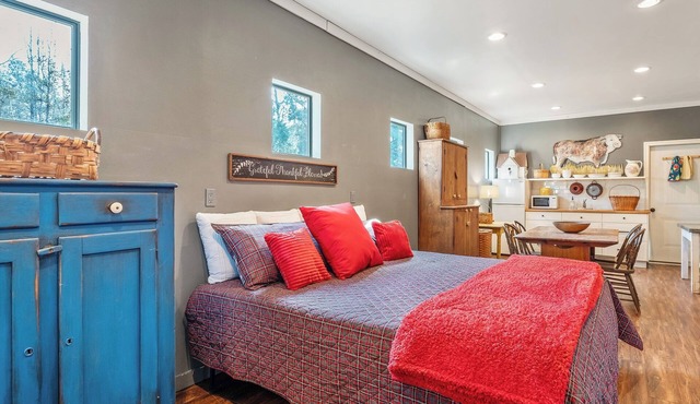 Great one room with mini kitchen, full bath, between Tyler and Jacksonville