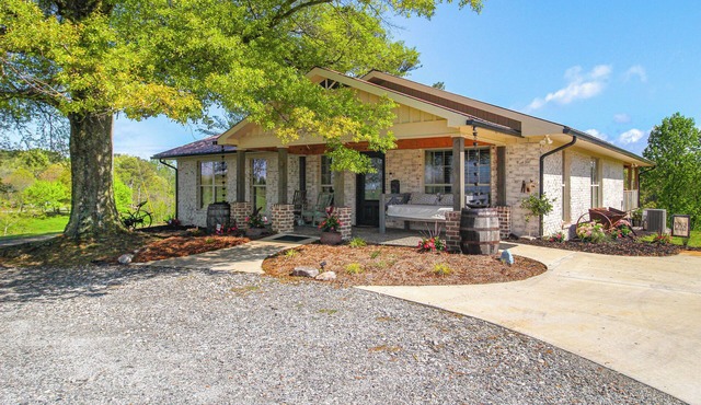 Great Outdoor Space: 'Margy's Farmhouse' in Jasper