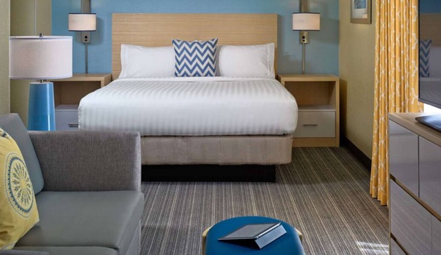 Great Pick! With Free Breakfast & Parking, Pool, Pets are Welcome!