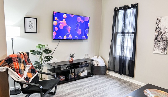 Great PITT Location - 2BR w/Fast Wifi + Free Parking!