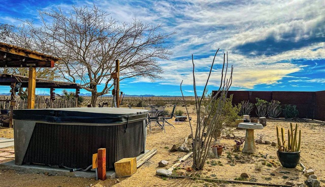 Great place to relax after a day exploring Joshua Tree Park. Large kitchen.