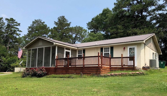 Great Place with a Lake View!