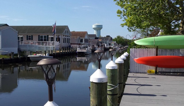 Great Price, Clean home on Canal, huge Deck, Grill, Kayaks, Pool Great Location!