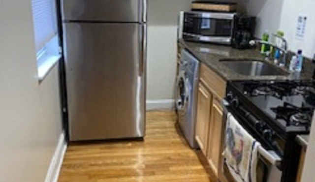 GREAT PRICE & LOCATION - 31% off 31 days! Cozy 1 BR APT w/ PARKING
