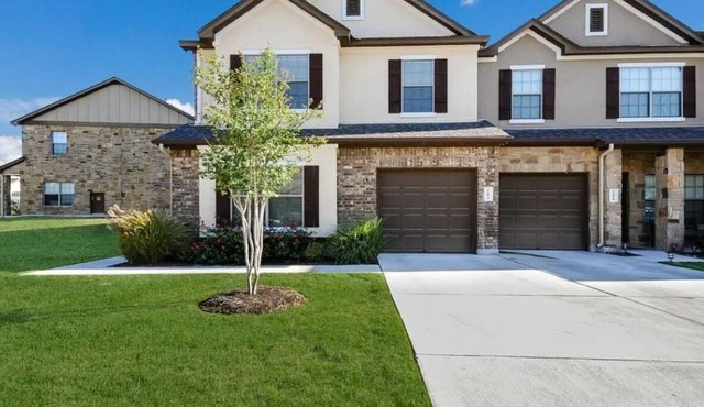 GREAT PRICE! Monthly Rental. 3 Bed 2.5 Bath HUGE, Clean, and Beautiful Location