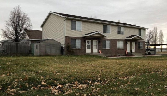 Great PRIVATE Family HOME! Big 3 Bed 3 Bath Private Yard