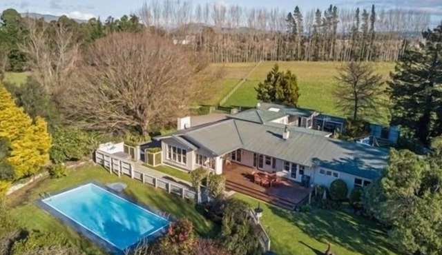 Great Private Family home on 6Ha with Pool - pets welcome on request