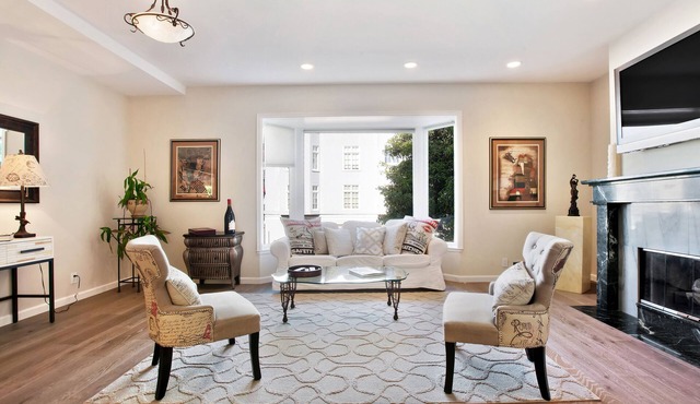 Great property in the center of Marina. Three bedroom all EN-SUITE .