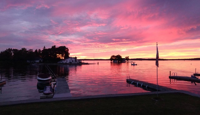 Great quiet cottage, river/channel/ship views, large Deck and Dock. No FEES!