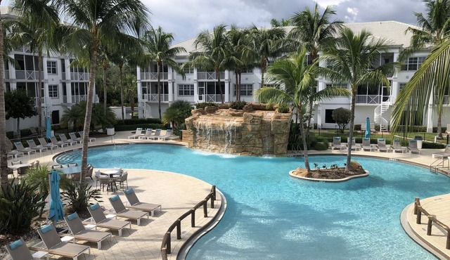 GREAT RATE! RESORT POOL & WATERFALL. ONLY 3 MINUTES TO THE BEACH!