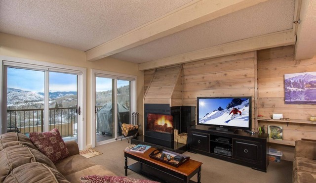 Great Rates, Easy access, 2BR, 2BA, Condo with outstanding view. Pool &Hot Tub