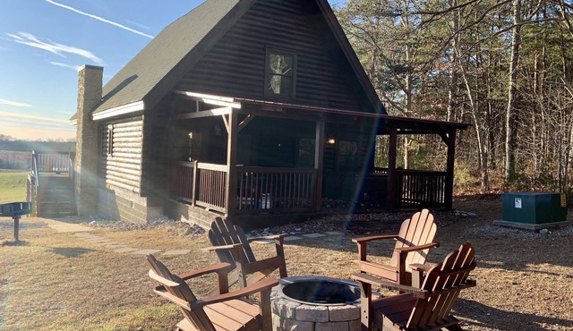 Great rates for a 2B-2B cabin by Fall Creek Falls! Hot tub, fireplace and more!
