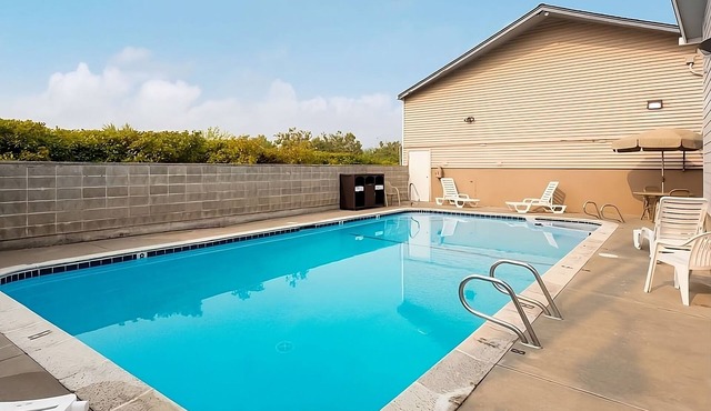 Great Relaxing Overnight Stay! Spacious Unit. Minutes Away To GP Shopping Center