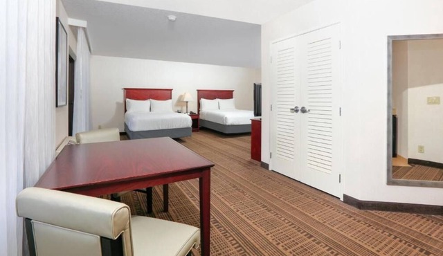 Great Relaxing Overnight Stay! Relaxing Unit! Enjoy Pool Access and Free Parking