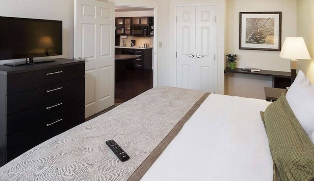 Great Relaxing Overnight Stay! 4 Spacious Rooms w/ Kitchen! Free Parking