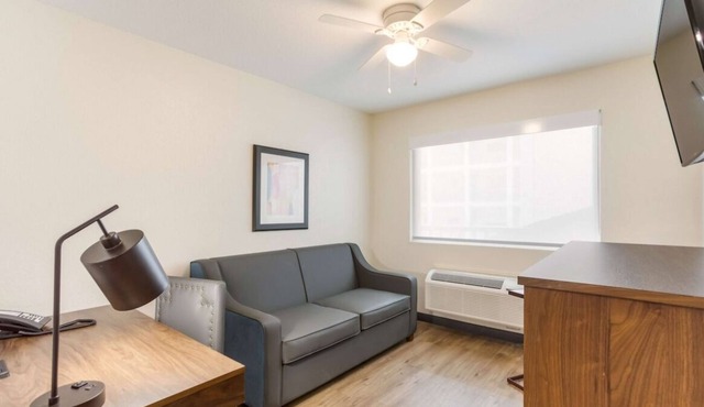Great Relaxing Overnight Stay! 4 Great Units, Free Parking, Onsite Pool