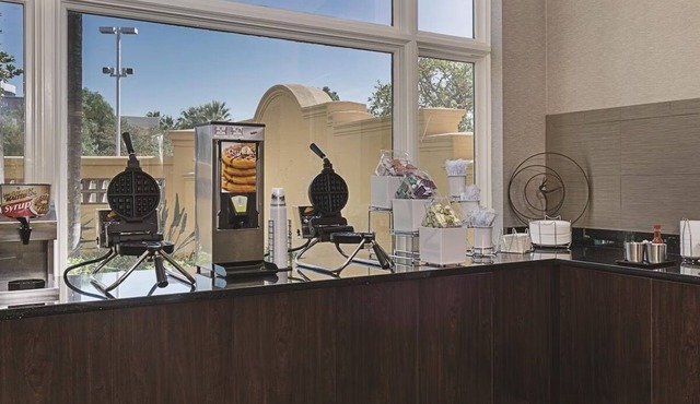 Great Relaxing Overnight Stay! 4 Relaxing Units! Pool Access, Free Parking!