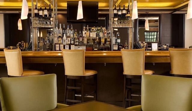 Great Relaxing Overnight Stay! Spacious unit located in the heart of Duluth