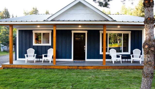 GREAT REMODELED PET FRIENDLY COTTAGE! Walk to downtown and and the lake!