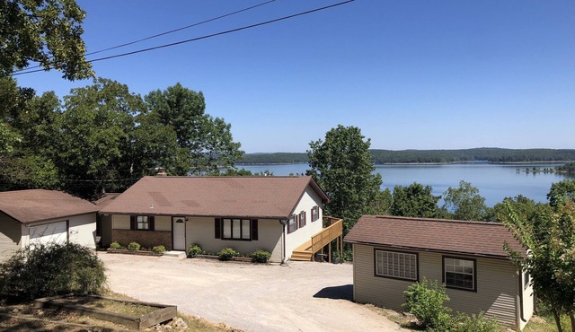 Great retreat! Close to lake and marina