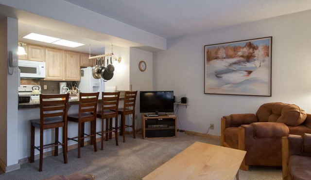 GREAT reviews & great value! Lake Forest Glen w/HOA pools, hot tub, walk to beach