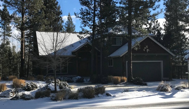Great River Front Vacation Home in Sunriver with Hot Tub! Pet Friendly DCCA#1432