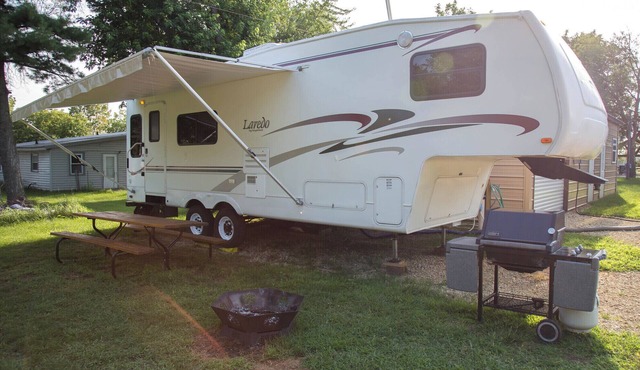 Great RIver Road 5th Wheel RV with campsite and full hookup on Mississippi backwaters