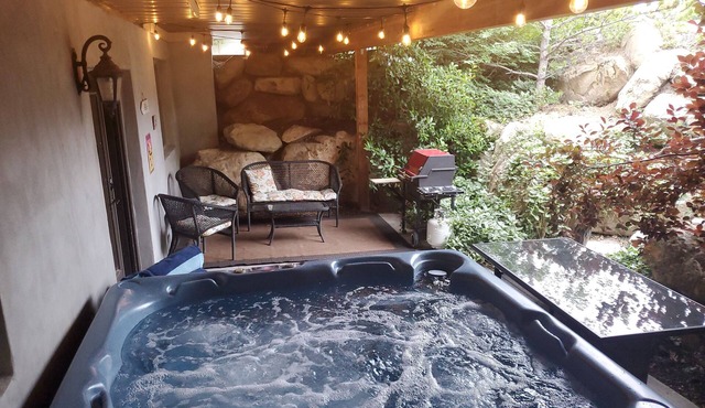 Great Sandy apartment with hot tub and pool table!