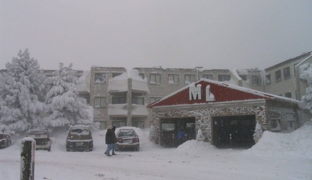 Great Ski Location. Ski in and out of slopes steps away from Ballhooter lift.