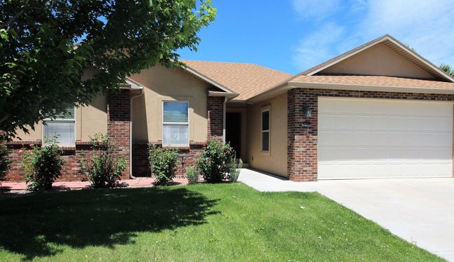 Great southside location, 2 mins to Bridges, fenced back yard, 2 car garage, AC!