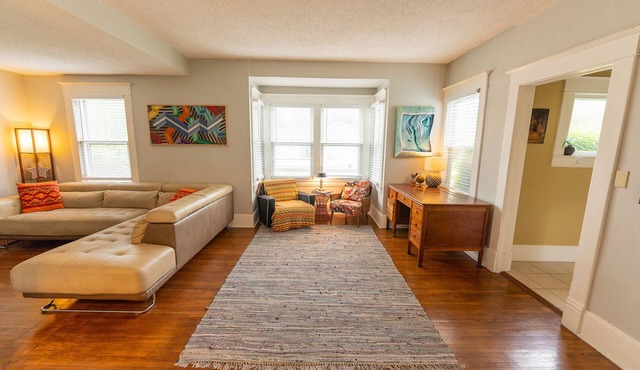 Great Space! 2 Blocks from Downtown Lee's Summit!