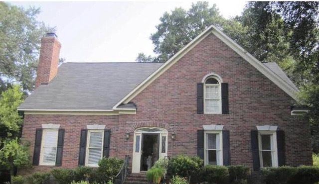 Great spacious home for extended Masters rental. Fully furnished w/ 3 bedrooms