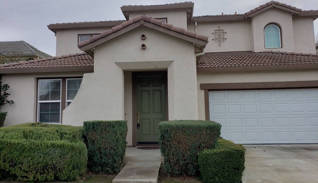 Great Spacious House close to shopping and dining, easy freeway access.