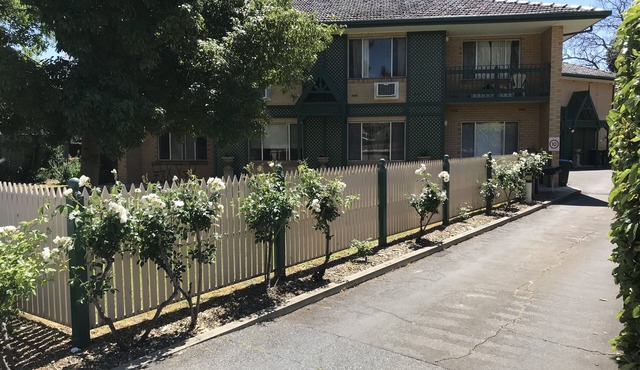 GREAT/SPACIOUS TWO BEDROOM GROUND FLOOR UNIT ONLY 5 MINUTES FROM THE CITY!