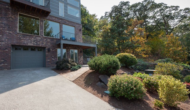 Great spot for a group gathering, 4 bed/3 bath, sleeps 8, hot tub