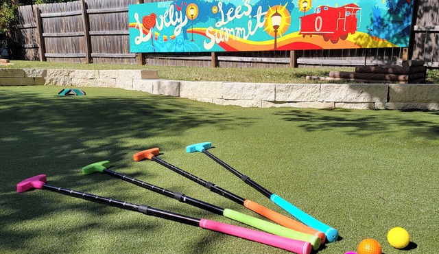 Great Stay in Lee's Summit Sleeps10 Put-Put Golf