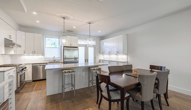 Great Stylish 4-Bedroom House near Metro