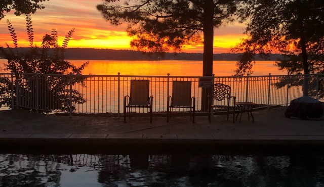 Great sunset Views of the Lake with Pool/Dock Peace, ambiance and Tranquility