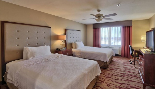 Great Travel! Three Units! Kitchenettes, Pool, Free Shuttle