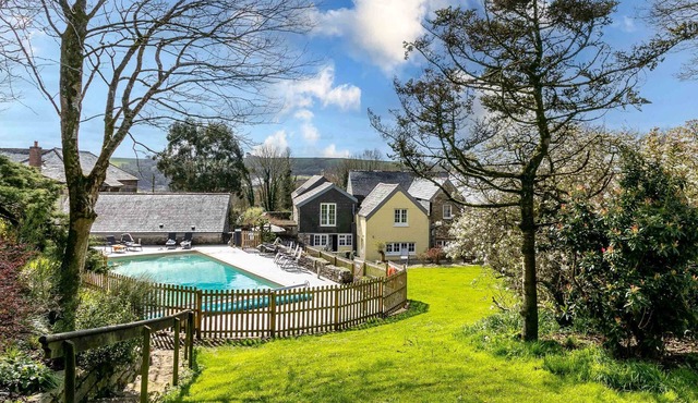 Great Trethawle - a house that sleeps 14 guests in 7 bedrooms