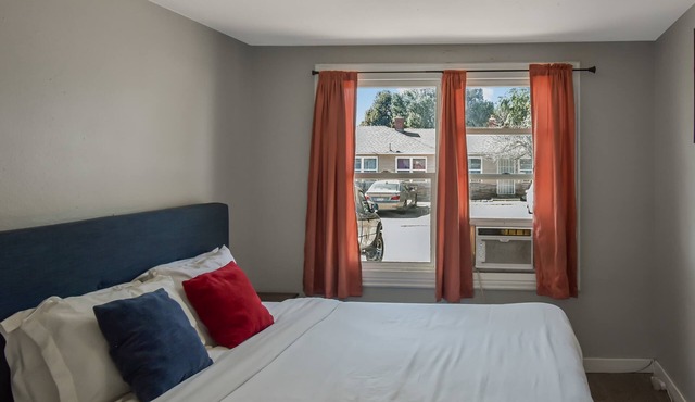 Great Updated King Bed Near Denver Sports field and concerts