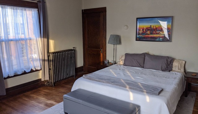 Great Uptown Apartment, Great Location! Suite#1