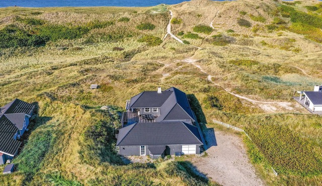 Great vacation home with pool, jacuzzi, sauna and Finnish wooden bath, located in the dunes of the N