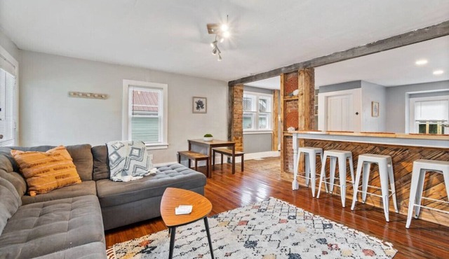 Great Value - 2 BDRM Sleeps 4 - Onsite parking!