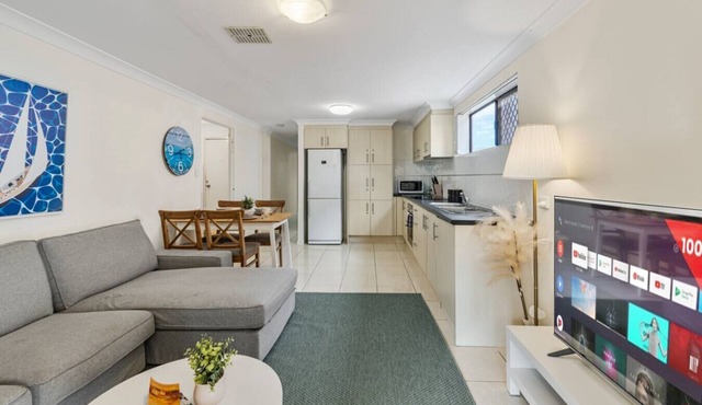 Great Value & Comfort Family Home 5 mins to Shops