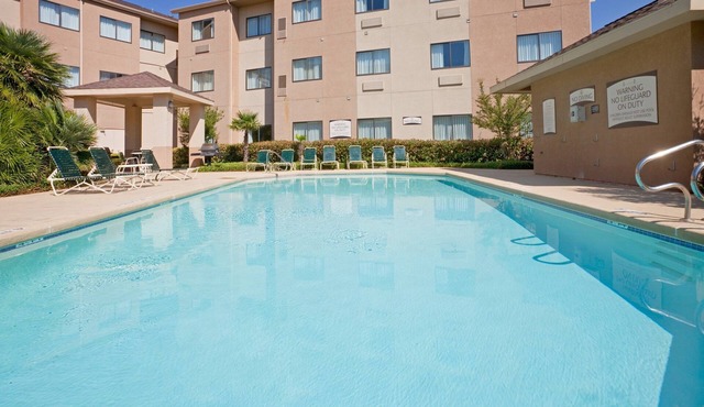 Great Value! Cozy King Suite | Complimentary Breakfast + Shared Outdoor Pool